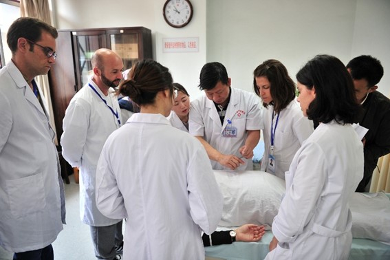 圖2：來自西班牙的「洋中醫」來到位於昆明市的雲南省中醫院，學習推拿和針灸。（圖片來源：視覺中國）