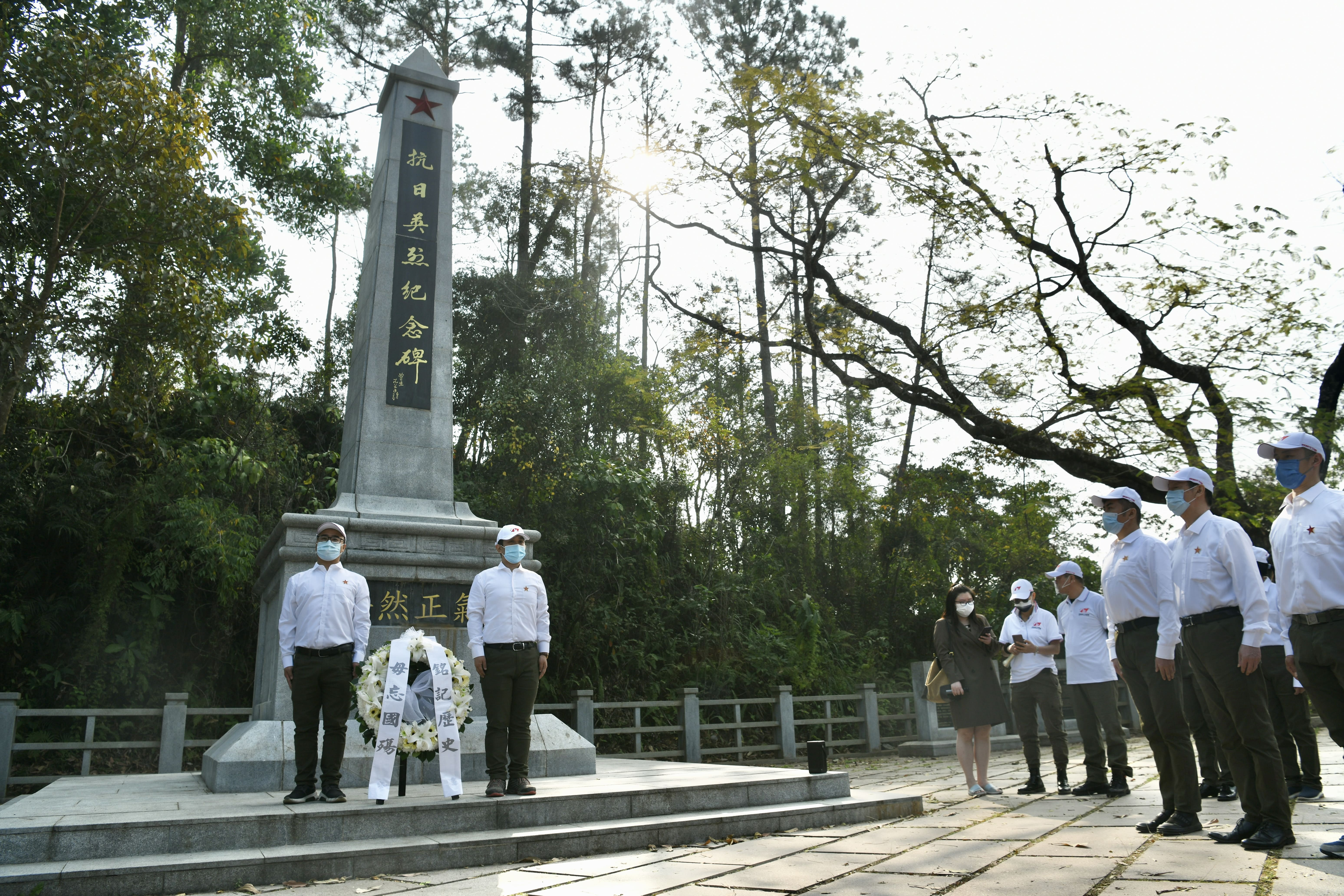 圖2：香港市民於烏蛟騰抗日英烈紀念碑進行紀念活動（圖片來源：中國新聞圖片網）